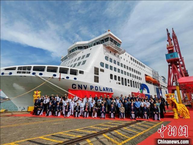 我国自主研制的首艘大型出口客滚船在广州命名交付