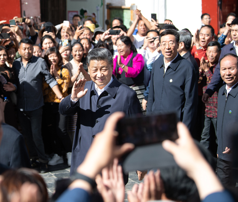 7月21日至23日,中共中央总书记、国家主席、中央军委主席习近平来到西藏,祝贺西藏和平解放70周年,看望慰问西藏各族干部群众。这是22日下午,习近平在考察位于拉萨市老城区的八廓街时,向各族群众挥手致意。新华社记者 申宏 摄