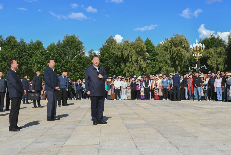 7月21日至23日,中共中央总书记、国家主席、中央军委主席习近平来到西藏,祝贺西藏和平解放70周年,看望慰问西藏各族干部群众。这是22日下午,习近平在布达拉宫广场,同游客和当地群众亲切交流。新华社记者 谢环驰 摄