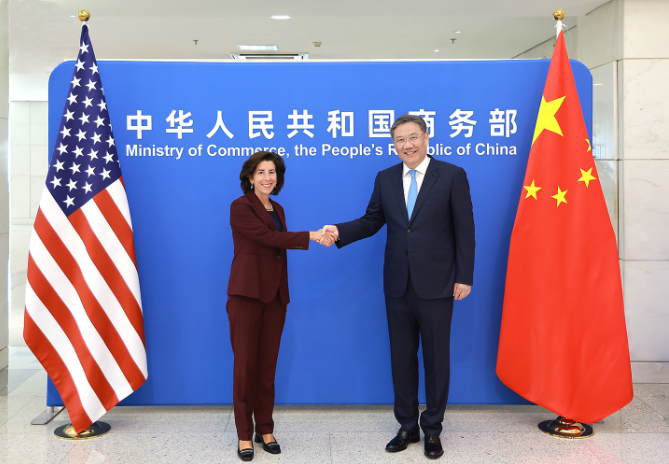 商务部部长王文涛与美国商务部长雷蒙多举行会谈