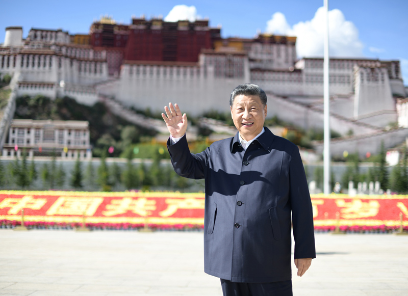 7月21日至23日,中共中央总书记、国家主席、中央军委主席习近平来到西藏,祝贺西藏和平解放70周年,看望慰问西藏各族干部群众。这是22日下午,习近平在布达拉宫广场考察时,向游客和当地群众挥手致意。新华社记者 谢环驰 摄