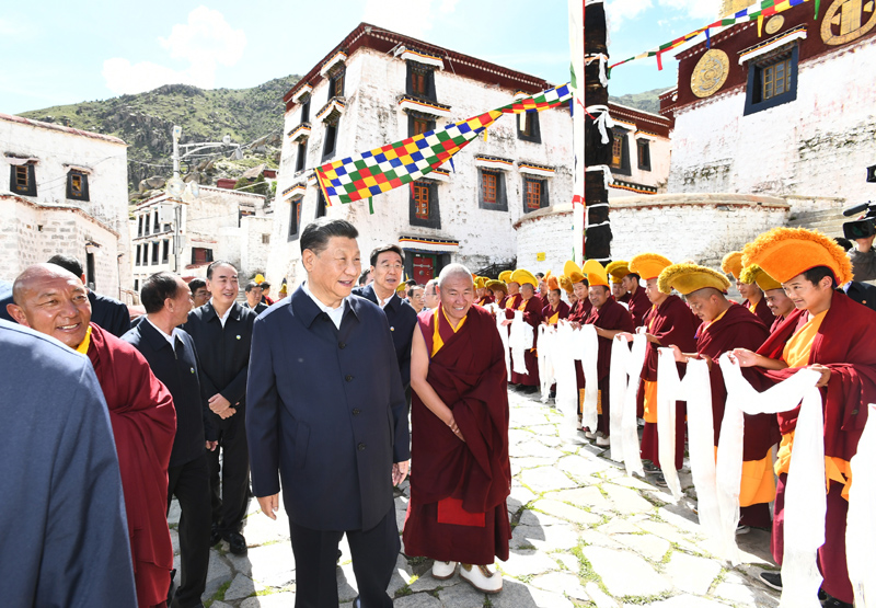 7月21日至23日,中共中央总书记、国家主席、中央军委主席习近平来到西藏,祝贺西藏和平解放70周年,看望慰问西藏各族干部群众。这是22日下午,习近平在位于拉萨西郊的哲蚌寺考察。新华社记者 谢环驰 摄