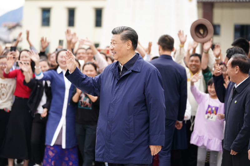 7月21日至23日,中共中央总书记、国家主席、中央军委主席习近平来到西藏,祝贺西藏和平解放70周年,看望慰问西藏各族干部群众。这是21日下午,习近平在林芝市工布公园考察时,向当地群众和游客挥手致意。新华社记者 燕雁 摄