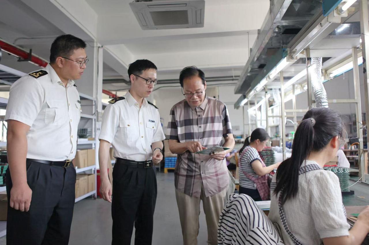 宁波海关关员在企业开展“暖企护航 贸通中东欧”活动。傅漪纯摄.jpg