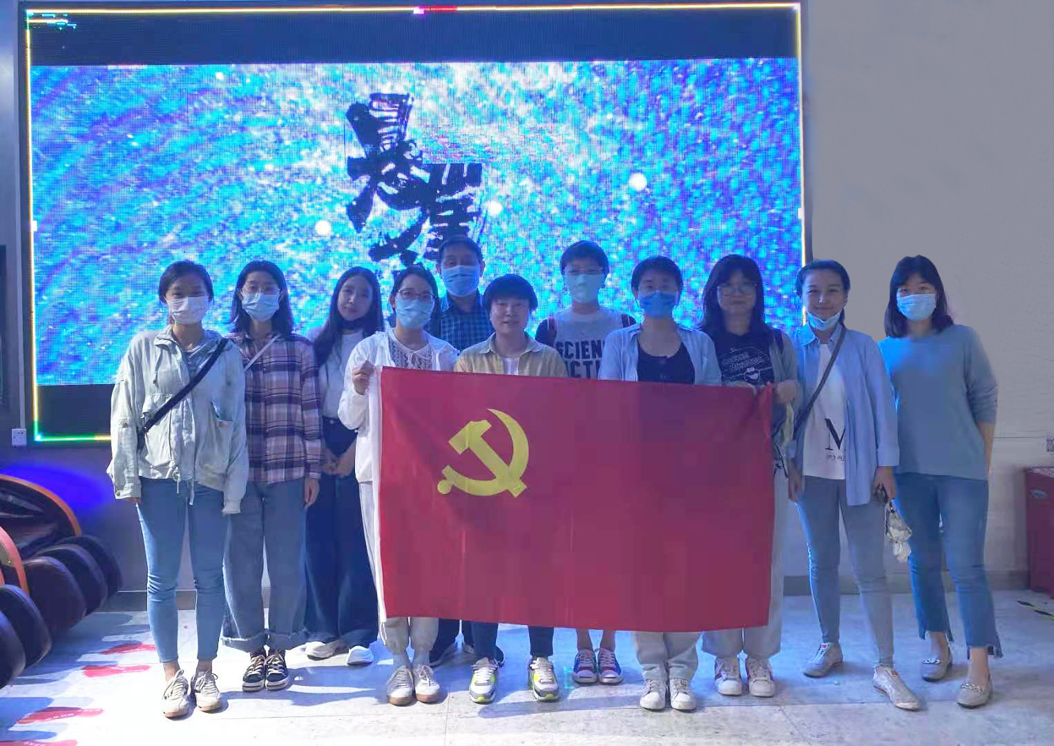 中国工业设计协会党支部组织观看红色电影《悬崖之上》