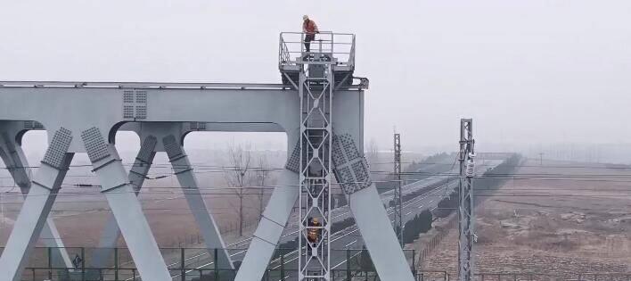 致敬铁路上的“螺栓哥”:每次作业人均敲击螺栓超3000次