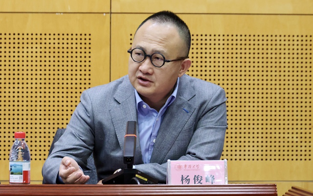 华网董事长杨俊峯鼓励留学生投身制造业